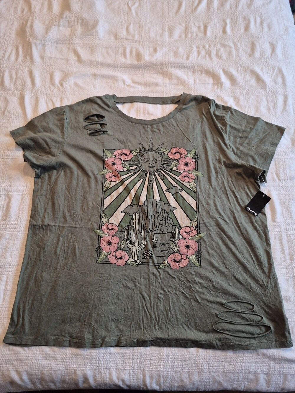 Torrid women's 1x 14-16 green distressed short sleeve print design shirt NWT